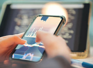 Persona que invierte comprobando un procedimiento claro de transferencia y retiro de su dinero