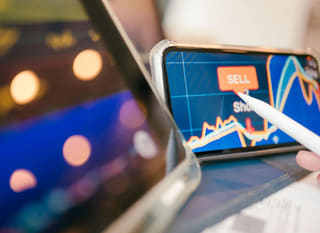 Operador de múltiples mercados que examina alternativas en forex, Ethereum y Bitcoin